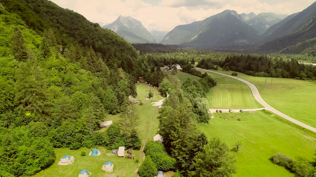 소카 강 근처의 계곡에 위치한 텐트가 있는 여름 캠프의 공중 사진.