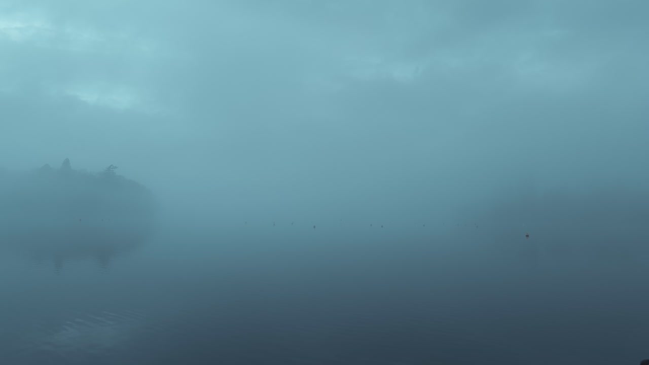 영국 브리아 지방의 레이크 디스트릭트 국립 공원 (lake district national park) 에 위치한 윈더미어 (windermere) 의 호수에서 헤엄치는 일부 오리들의 타임스