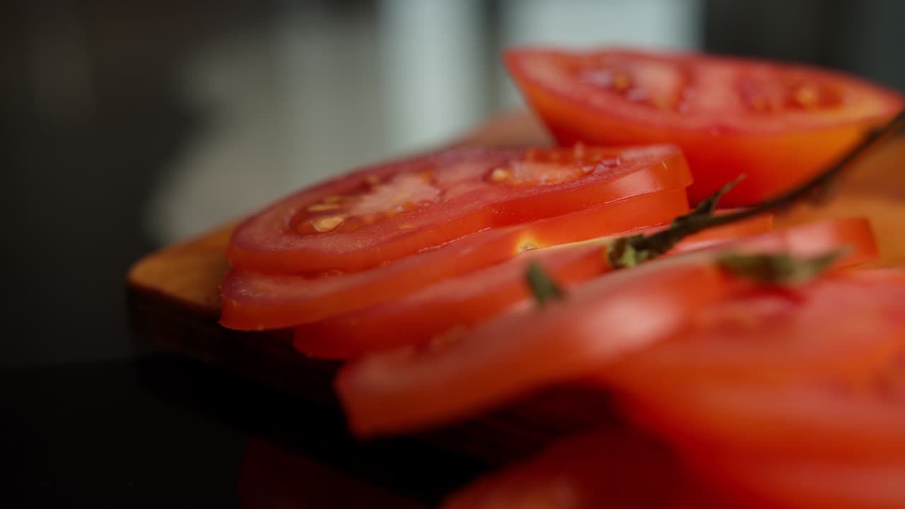 절단판에 은 토마토, 매크로, 움직이는 카메라