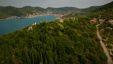 Eine-Filmische-Luftaufnahme-Der-Insel-Ithaka-In-Griechenland