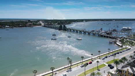 Una-Toma-De-Drones-Del-Puente-De-Los-Leones-En-San-Agustín,-Florida,-Desde-La-Perspectiva-Del-Malecón