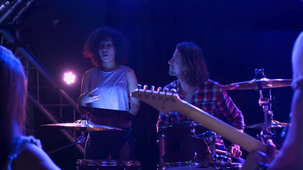 musicisti che discutono insieme prima di esibirsi