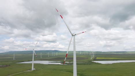 vuelo de la turbina eólica y del avión no tripulado alrededor del generador en la central eólica