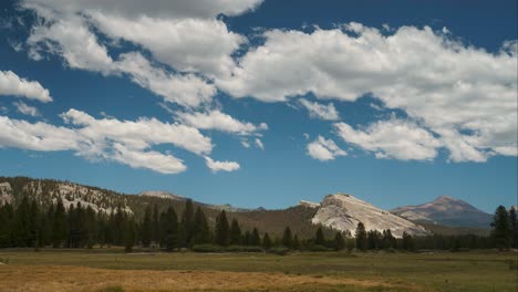 Wolken-über-Lembert-Dome-Im-Yosemite-nationalpark,-Kalifornien,-Usa