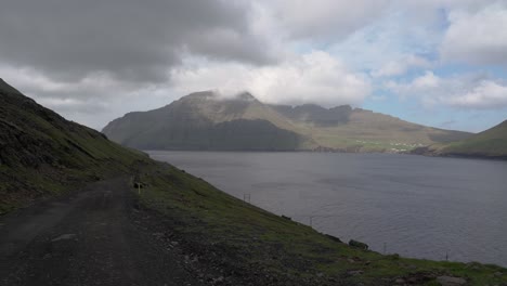 Vista-Panorámica-De-Múli-A-Vidoy-En-Las-Islas-Feroe-Durante-El-Día-Gris-Nublado---Toma-Panorámica