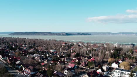 Zamardi-Dorf-Mit-Balaton-See-Im-Hintergrund,-Drohnenansicht-In-Ungarn