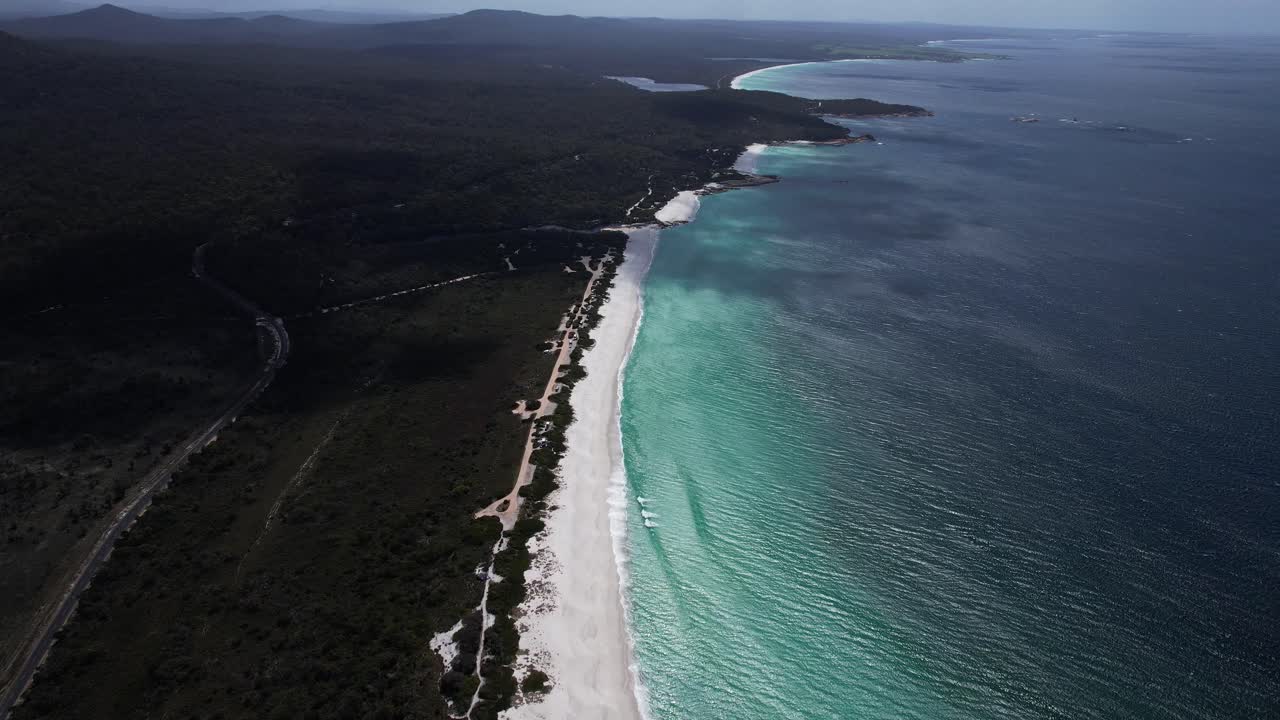 Ilmakuva Baileys Beach Coven yltä, Binalong Bay, Tasmania, Australia