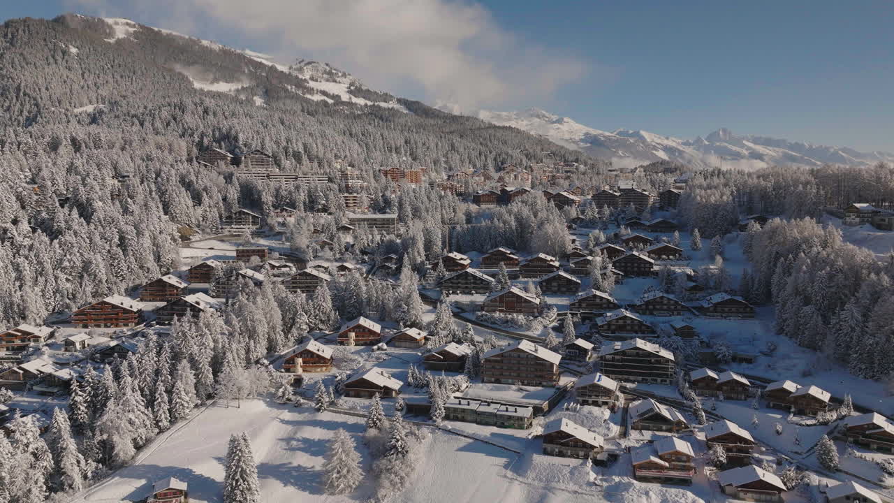 toma aérea en suiza sobre la ciudad de crans montana, valais