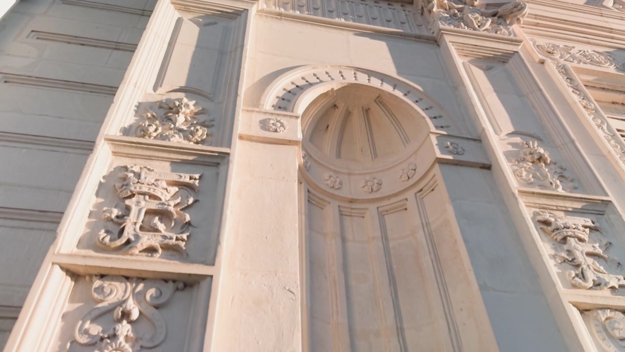 Fachada ornamentada de castelo, luz solar, atmosfera histórica, detalhe arquitetônico de Saint-Aignan.