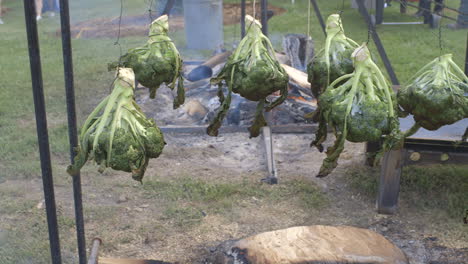 broccoli arrostiti su un fuoco aperto in un barbecue