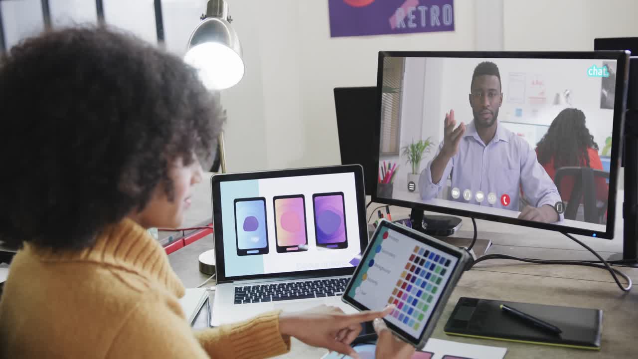 mujer de negocios afroamericana en videollamada con un colega afroamericano en la pantalla