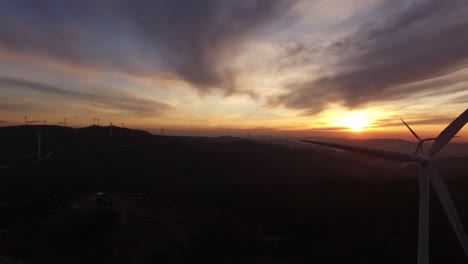 Windkraftanlagen-Auf-Dem-Land-Am-Abend