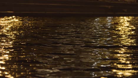 reflejos nocturnos en el agua