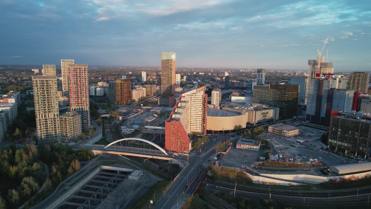 Residencia de estudiantes y centro comercial a lo largo de la Avenida Westfield en la Ciudad de Londres, Reino Unido, al atardecer.