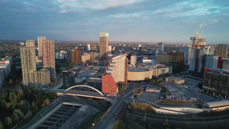 Dormitorio-De-Estudiantes-Y-Centro-Comercial-A-Lo-Largo-De-La-Avenida-Westfield-En-La-Ciudad-De-Londres-En-El-Reino-Unido-Al-Atardecer