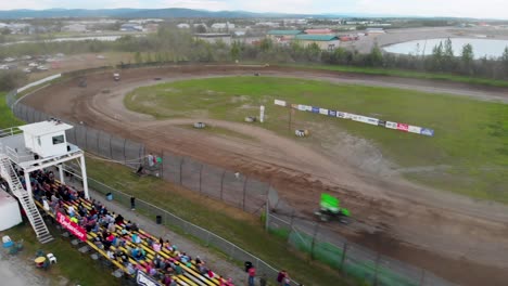 video de drones de 4k de carreras de autos sprint en mitchell raceway en fairbanks, ak durante la soleada tarde de verano-6