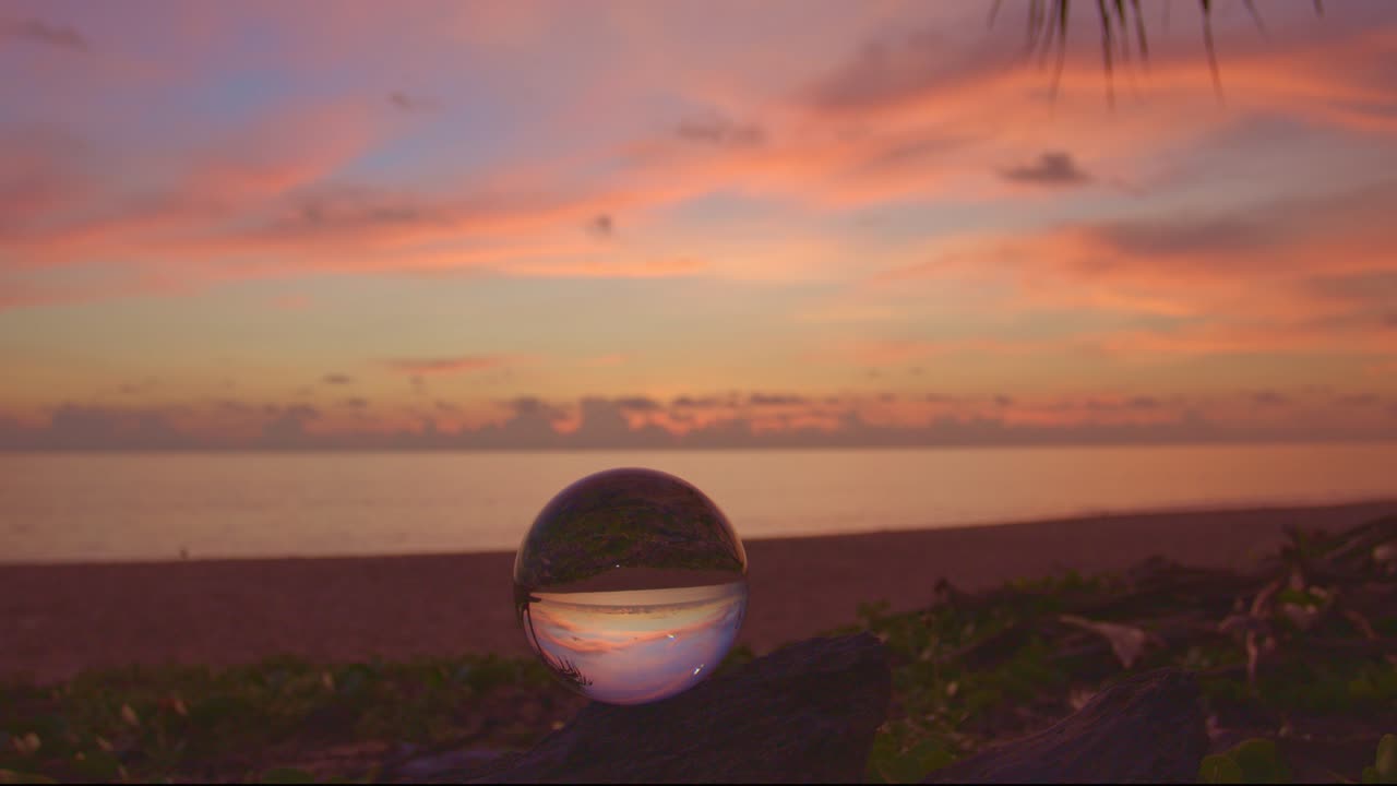 크리스탈볼 안의 바다 위의 아름다운 해가 뜨는 모습