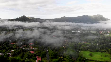 Niedrige-Wolken-Bedecken-Die-Stadt-Valle-De-Anton-In-Zentralpanama,-Die-Im-Krater-Eines-Erloschenen-Vulkans-Liegt,-Weitwinkel-Überflugaufnahme-Aus-Der-Luft