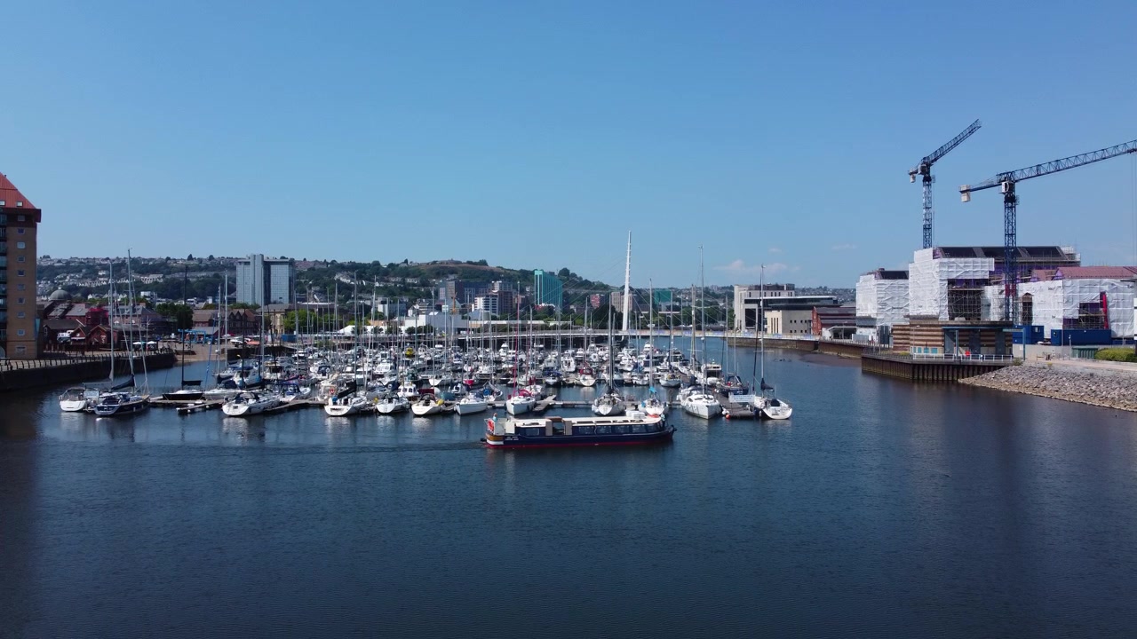 Porto turistico e barche a vela sul lungomare di Swansea in Galles