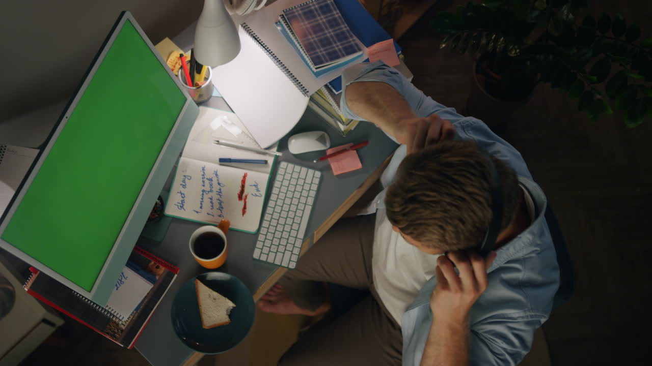 un independiente feliz tomando auriculares en primer plano en casa. un hombre disfrutando de música positiva