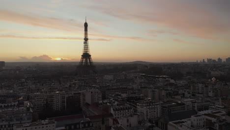 Noche-Romántica-Vuela-Sobre-La-Metrópolis-Europea.-Silueta-De-Un-Famoso-Punto-De-Referencia-Turístico-Contra-El-Cielo-Crepuscular.-París,-Francia