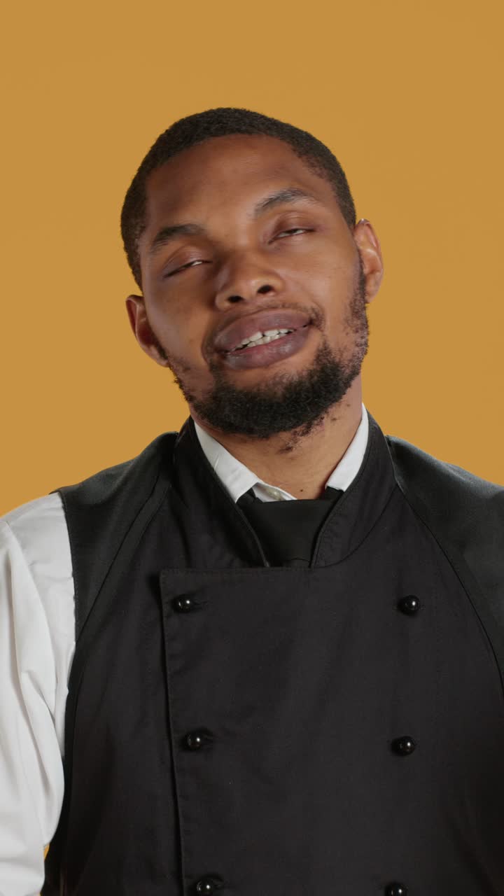 Chef afroamericano annoiato alza gli occhi al cielo in studio