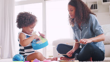 Joven-Negra-Y-Su-Hija-Tocando-Instrumentos