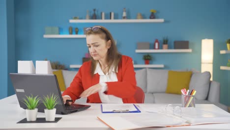 La-Mujer-Trabajadora-De-Oficina-En-Casa-Trabaja-Confundida.