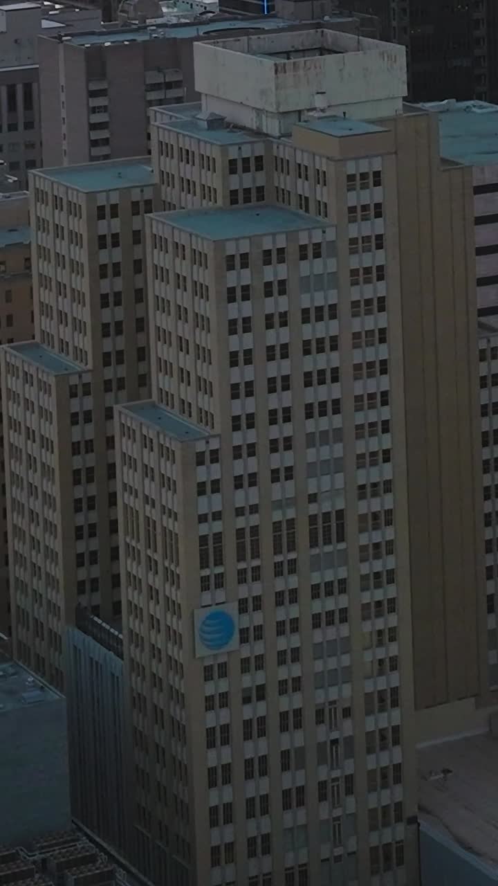 O centro de Dallas mostra edifícios e estradas de cima da cidade