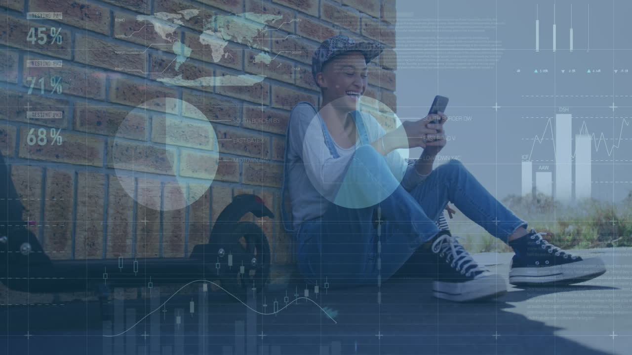 animación del procesamiento de datos sobre una mujer biracial usando un teléfono inteligente