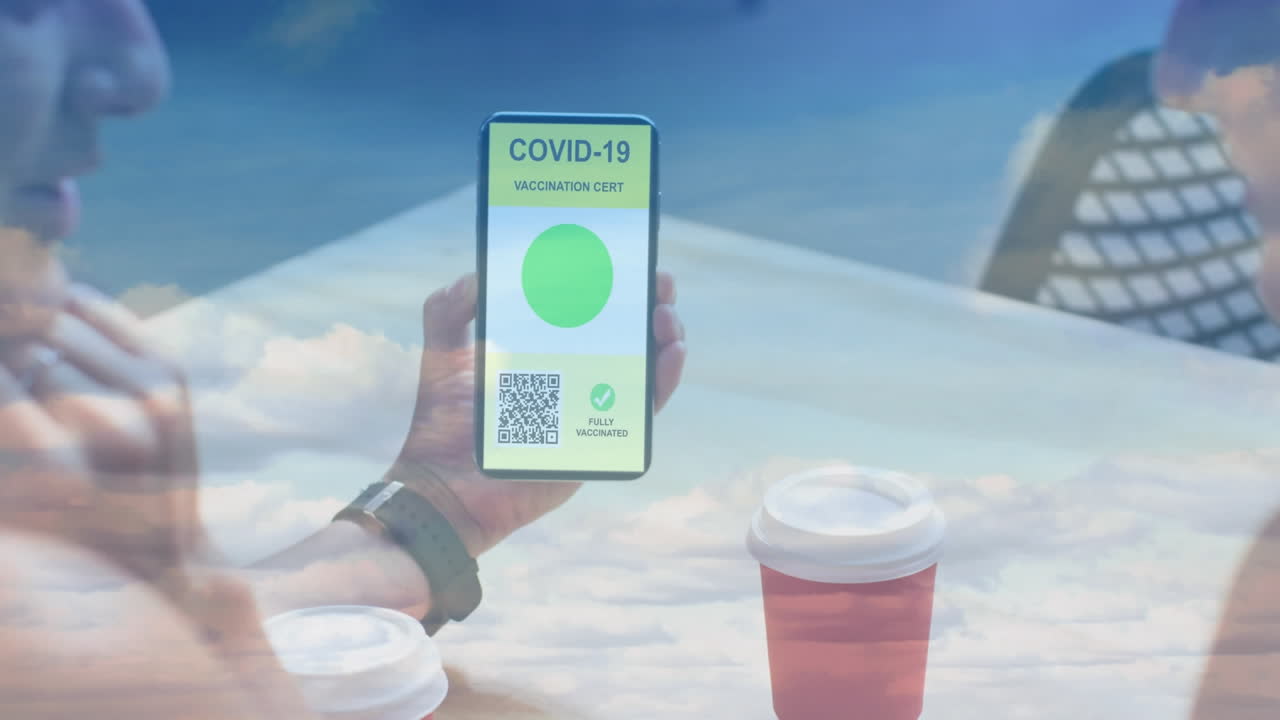 푸른 하늘 위에서 코로나19 백신 접종 여권을 가진 스마트폰을 들고 있는 여성의 애니메이션