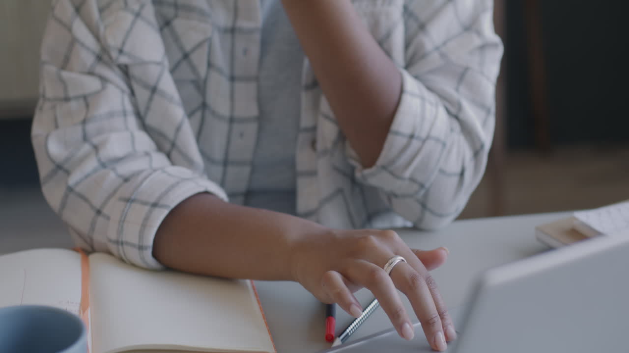 mujer que trabaja en casa