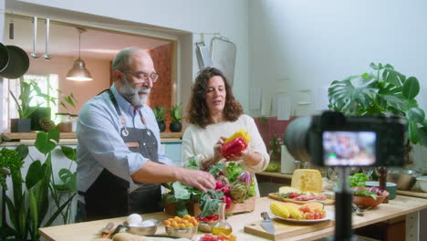 personas cocinando en la cocina