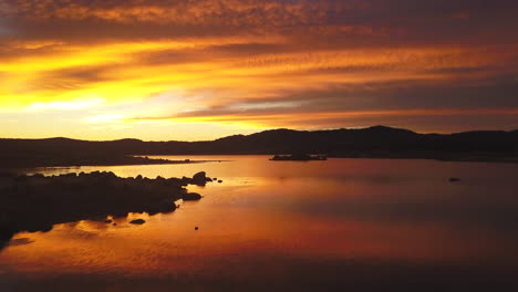 Impresionante-épico-Increíble-Amanecer-Atardecer-Lago-Jindabyne-Drone-Australia-Colorido-Todavía-Pacífico-Drone-2-Por-Taylor-Brant-Película