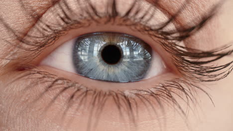 macro de cerca apertura del ojo humano iris hermoso ojo azul concepto de conciencia de la vista saludable