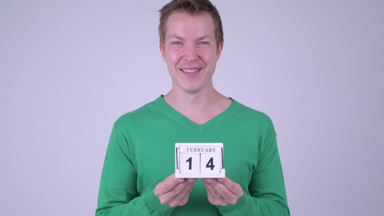 발렌타인 데이를 위해 준비된 젊은 잘생긴 남자