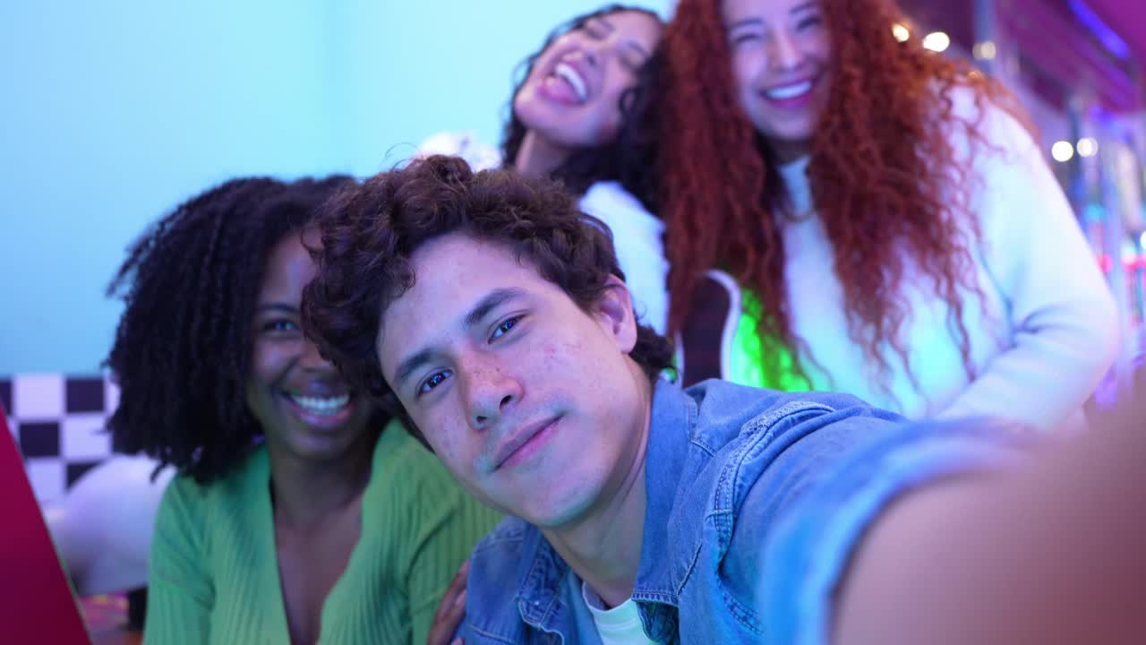 Selfie di gruppo di amici che si godono una divertente riunione sociale