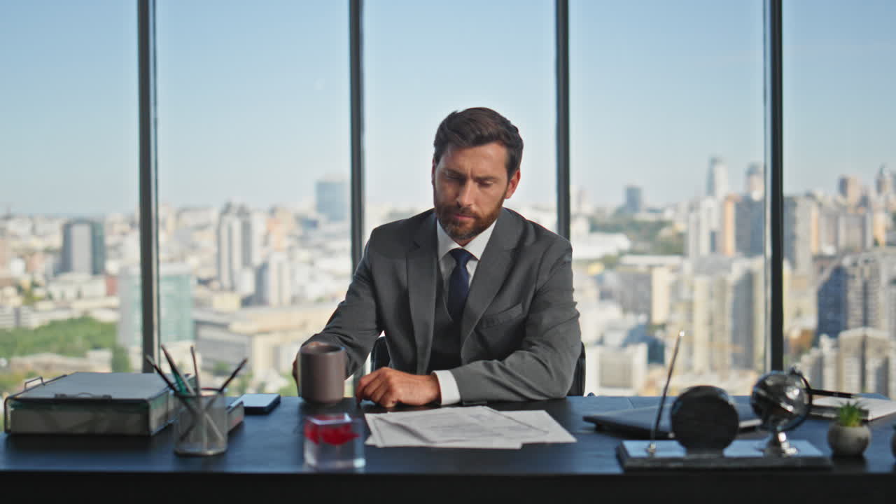 uomo d'affari pensieroso appoggiato a una sedia che fa una pausa. uomo pensieroso che beve caffè