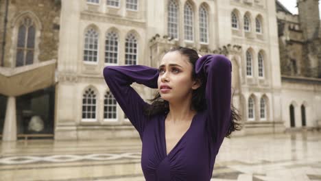 Joven-India-Desesperada-Pasando-Por-Su-Cabello-Mirando-Al-Cielo-Muy-Triste-Ubicación-Gótica-Vacía-En-Cámara-Lenta