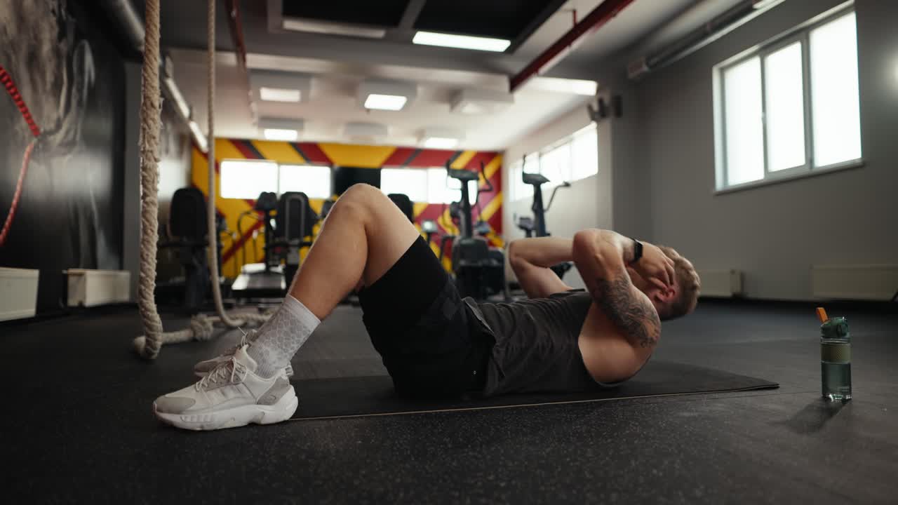 hombre haciendo abdominales en un gimnasio