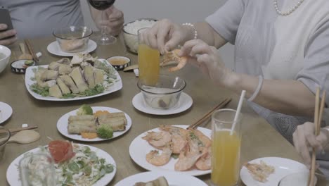 점심을 먹고 있는 아시아 가족.