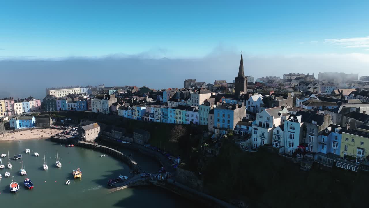 vista aérea del puerto de tenby y sus coloridas casas