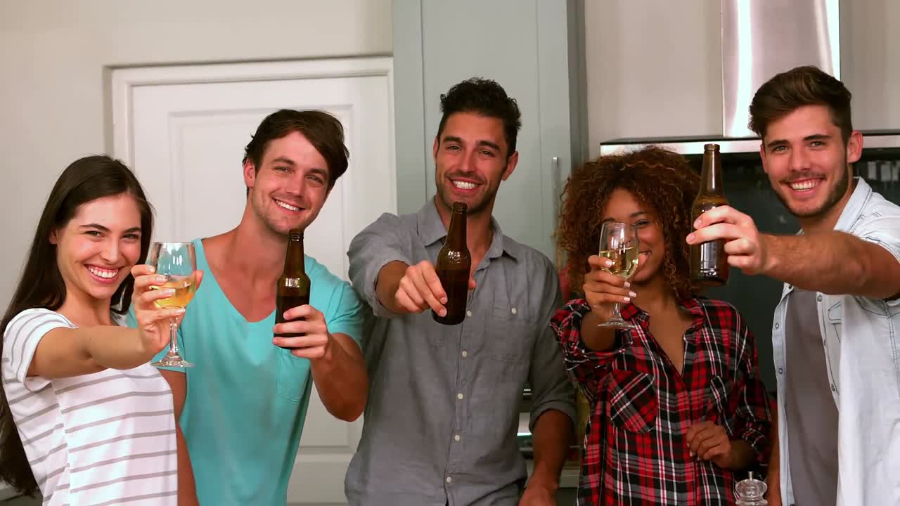 amigos brindando con cervezas y vino