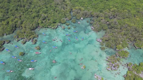 Von-Oben-Herab-über-Boote-In-Der-Türkisfarbenen-Kwale-Insellagune-In-Sansibar