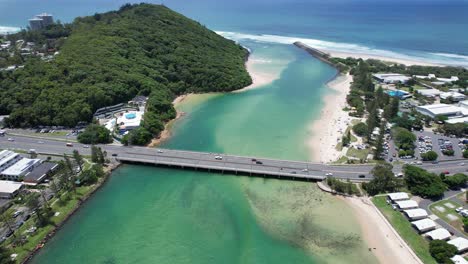 Automóviles-Conduciendo-En-El-Puente-Sobre-El-Arroyo-Tallebudgera-En-Gold-Coast,-Queensland,-Australia---Toma-Aérea-De-Drones