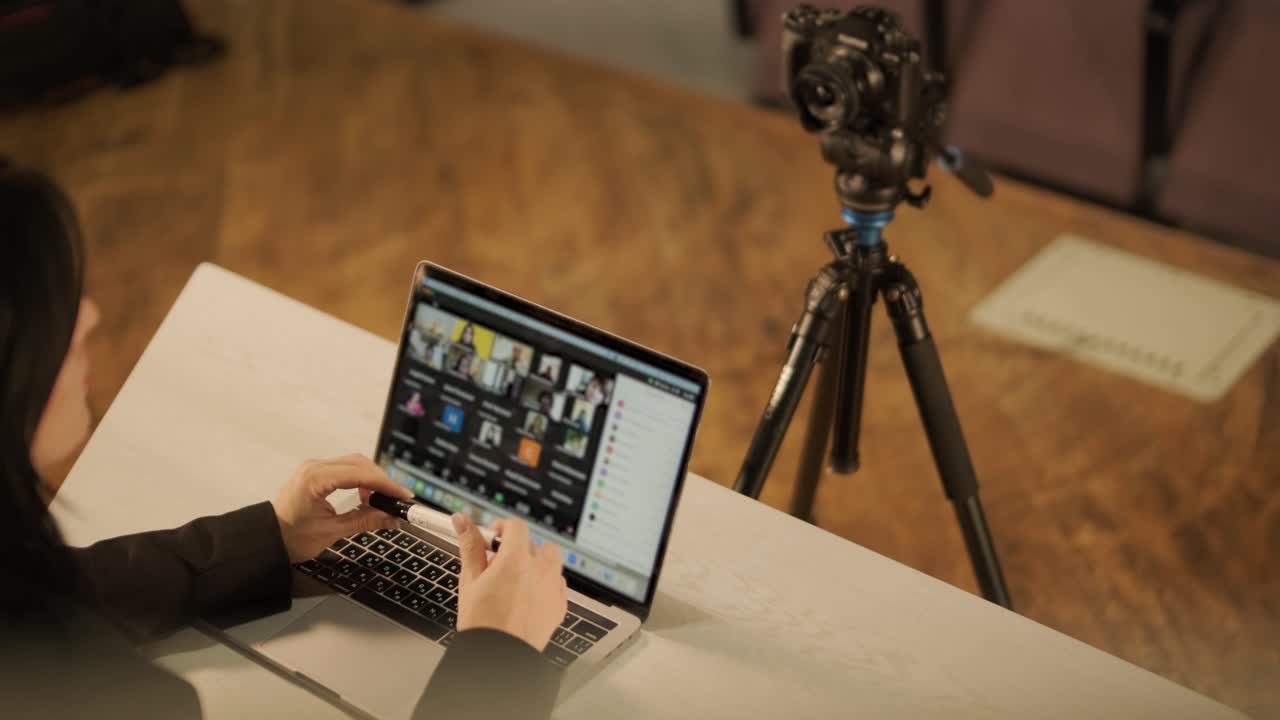 gerente femenina grabando un curso de video educativo