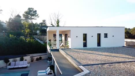 Tiro-De-Arco-De-Drones-De-Lujosa-Villa-Francesa-Besada-Por-El-Sol-Adornada-Con-Piscina