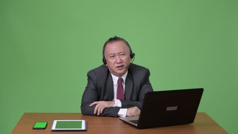 콜센터 대리인으로 일하는 성숙한 일본인 사업가