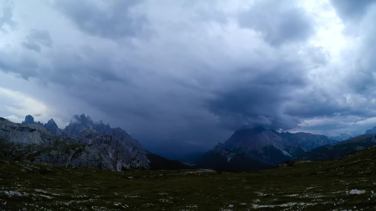 parque natural nacional tre cime en los dolomitas alpes el lapso de tiempo. la hermosa naturaleza de italia vuela relámpagos y tormentas.
