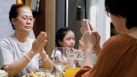 Asian-family-praying.